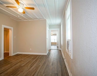 326 W Sears Street - Photo Thumbnail 3