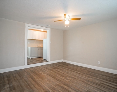 326 W Sears Street - Photo Thumbnail 8
