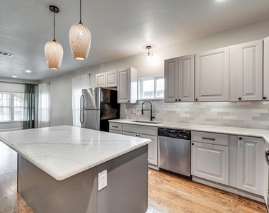 607 W Page Avenue - Photo Thumbnail 8