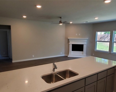 1208 Anderson - Photo Thumbnail 4