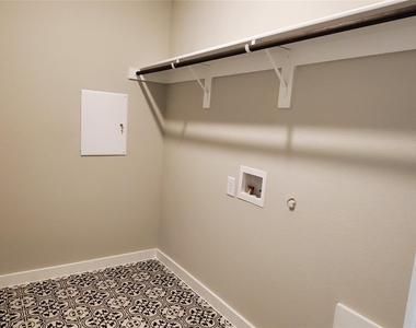 1208 Anderson - Photo Thumbnail 13