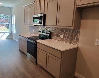 1208 Anderson - Photo Thumbnail 3