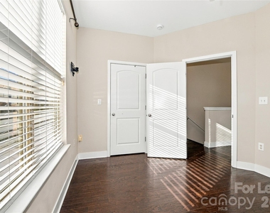 732 Seigle Point Drive - Photo Thumbnail 16
