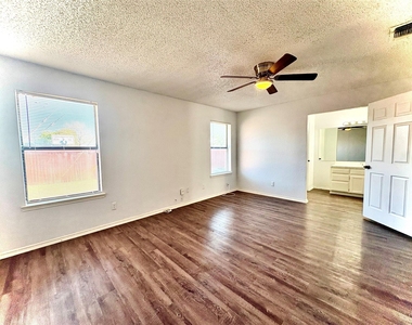 1922 San Rafael Street - Photo Thumbnail 12