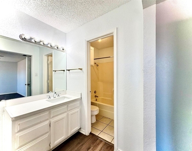 1922 San Rafael Street - Photo Thumbnail 14