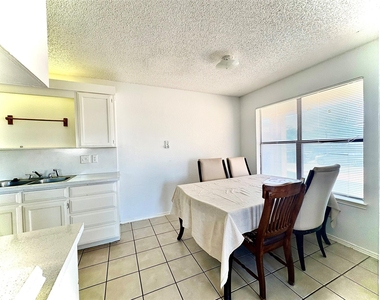 1922 San Rafael Street - Photo Thumbnail 6