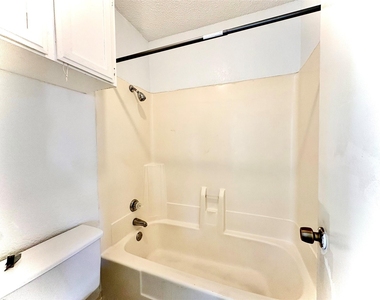 1922 San Rafael Street - Photo Thumbnail 15