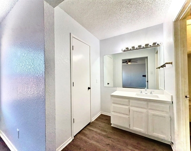 1922 San Rafael Street - Photo Thumbnail 13