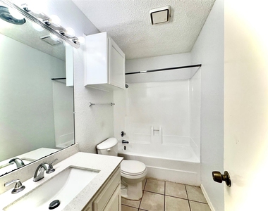 1922 San Rafael Street - Photo Thumbnail 10