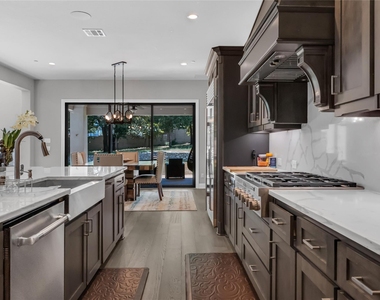 809 Charleston Drive - Photo Thumbnail 9