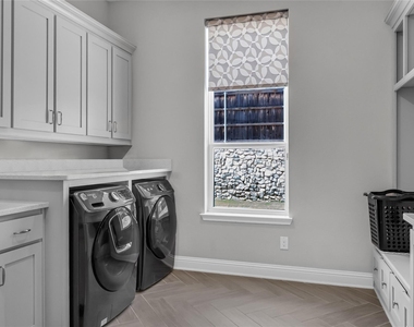 809 Charleston Drive - Photo Thumbnail 13