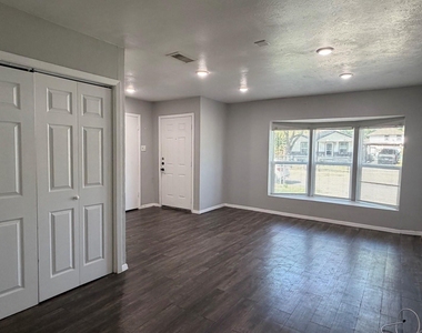 4114 Ladale Drive - Photo Thumbnail 8