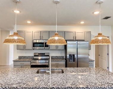 1025 Sw Sarto Lane - Photo Thumbnail 6