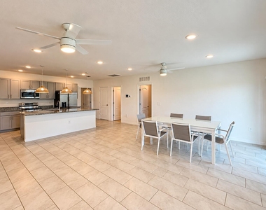 1025 Sw Sarto Lane - Photo Thumbnail 3