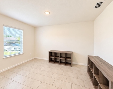 1025 Sw Sarto Lane - Photo Thumbnail 12
