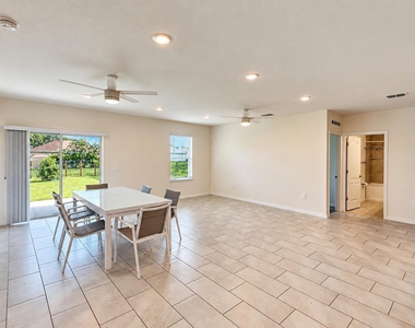 1025 Sw Sarto Lane - Photo Thumbnail 4