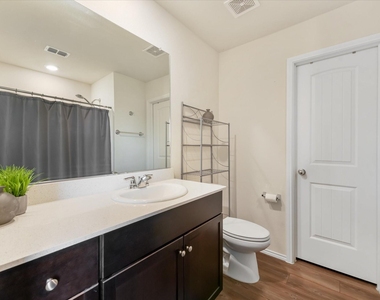 5805 Honey Creek Street - Photo Thumbnail 4