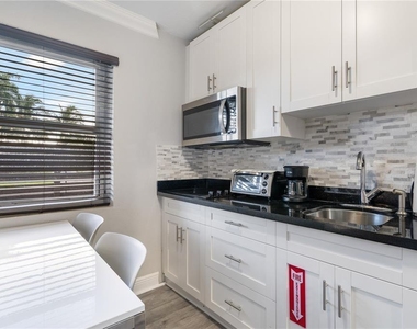 2625 Ne 13th Court - Photo Thumbnail 5