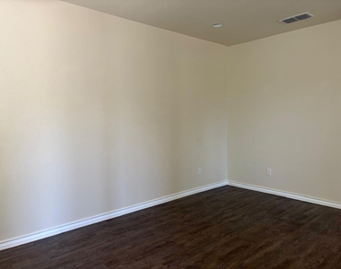 802 E 21st - Photo Thumbnail 5