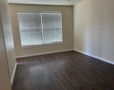 802 E 21st - Photo Thumbnail 6