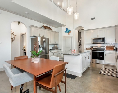 229 E 5th Street - Photo Thumbnail 7