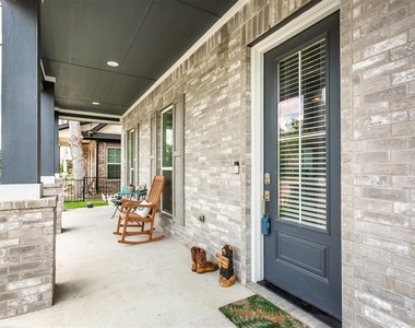 229 E 5th Street - Photo Thumbnail 2