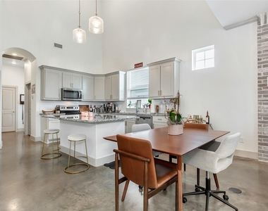 229 E 5th Street - Photo Thumbnail 8