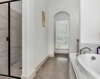 229 E 5th Street - Photo Thumbnail 16