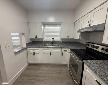 3721 Sw 59th Terrace - Photo Thumbnail 4