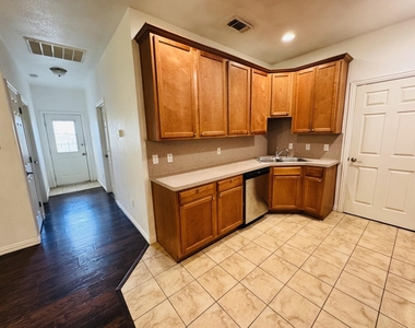 1622 Summer Hill Court - Photo Thumbnail 3