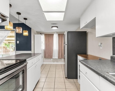 2914 Harvard Street N - Photo Thumbnail 20