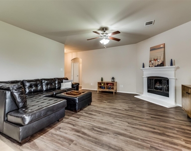 1512 Syracuse Drive - Photo Thumbnail 5