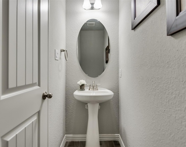 639 Devonshire Drive - Photo Thumbnail 20
