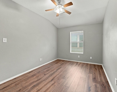 5820 Show Master Lane - Photo Thumbnail 10