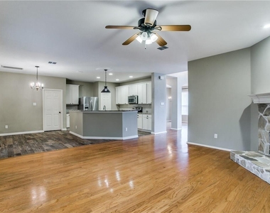 208 N Arbor Ridge Drive - Photo Thumbnail 7