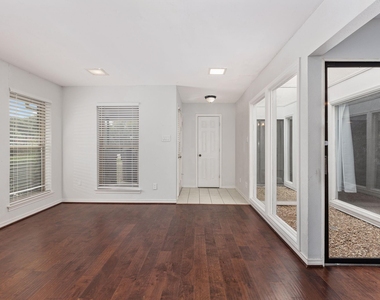 812 Saint Paul Court - Photo Thumbnail 2