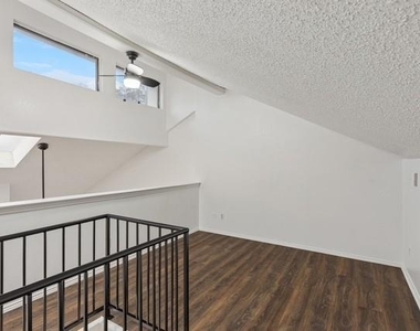 213 Hood Street - Photo Thumbnail 7