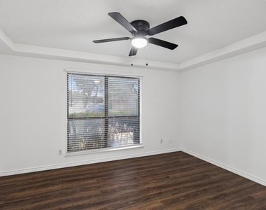 213 Hood Street - Photo Thumbnail 10