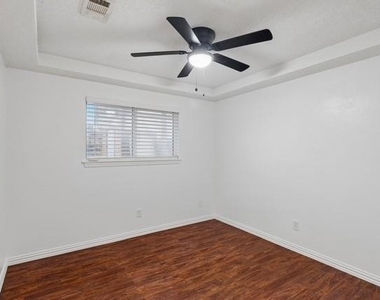 213 Hood Street - Photo Thumbnail 13