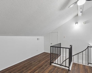 213 Hood Street - Photo Thumbnail 6