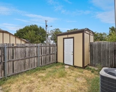 213 Hood Street - Photo Thumbnail 15