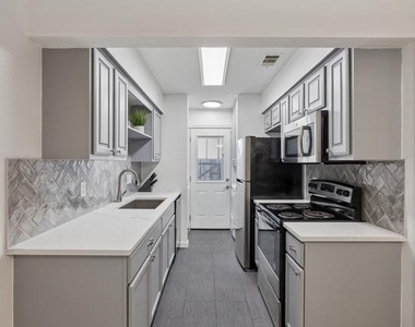213 Hood Street - Photo Thumbnail 3