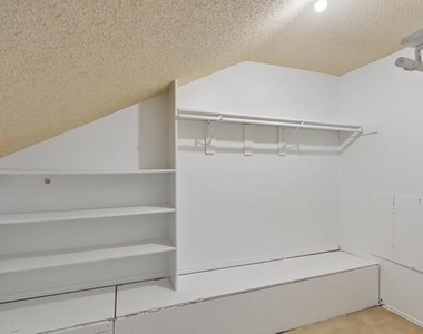 213 Hood Street - Photo Thumbnail 12