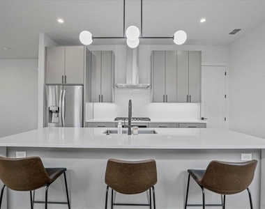 2413 Crossman Avenue - Photo Thumbnail 6