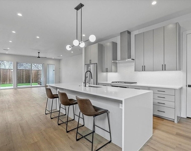 2413 Crossman Avenue - Photo Thumbnail 5