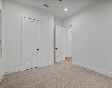 2413 Crossman Avenue - Photo Thumbnail 17