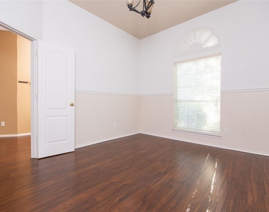 1207 Brook Drive - Photo Thumbnail 10