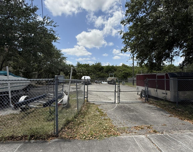 2741 E Taft Street - Photo Thumbnail 6