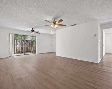 9401 Nw 49th Place - Photo Thumbnail 4