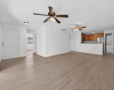9401 Nw 49th Place - Photo Thumbnail 2